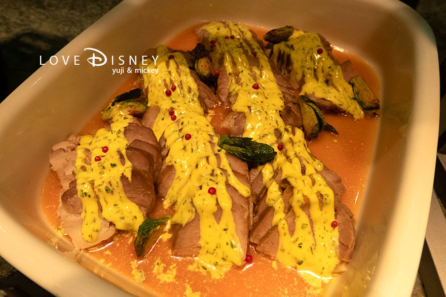 東京ディズニーシー・ホテルミラコスタ「オチェーアノ」ブッフェ、温かい料理（ポークのロースト、オレンジハーブソース）