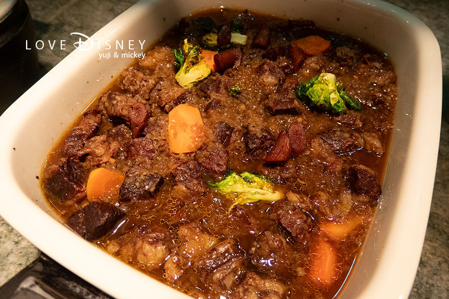 東京ディズニーシー・ホテルミラコスタ「オチェーアノ」ブッフェ、温かい料理（牛肉の煮込みと牛蒡のキャラメリゼ）
