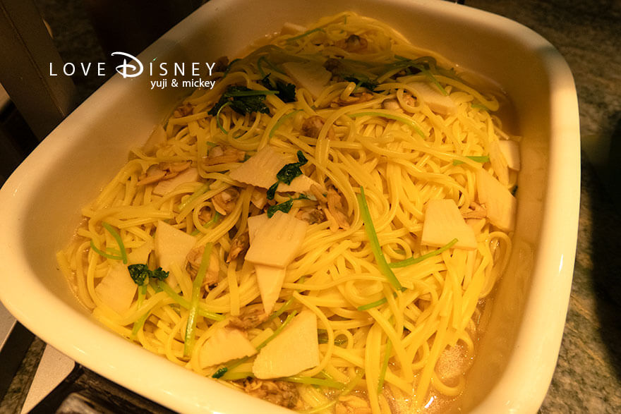 東京ディズニーシー・ホテルミラコスタ「オチェーアノ」ブッフェ、温かい料理（アサリと筍のパスタ）