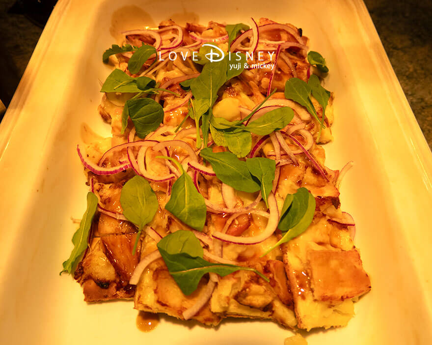 東京ディズニーシー・ホテルミラコスタ「オチェーアノ」ブッフェ、温かい料理（照り焼きチキンピッツァ）