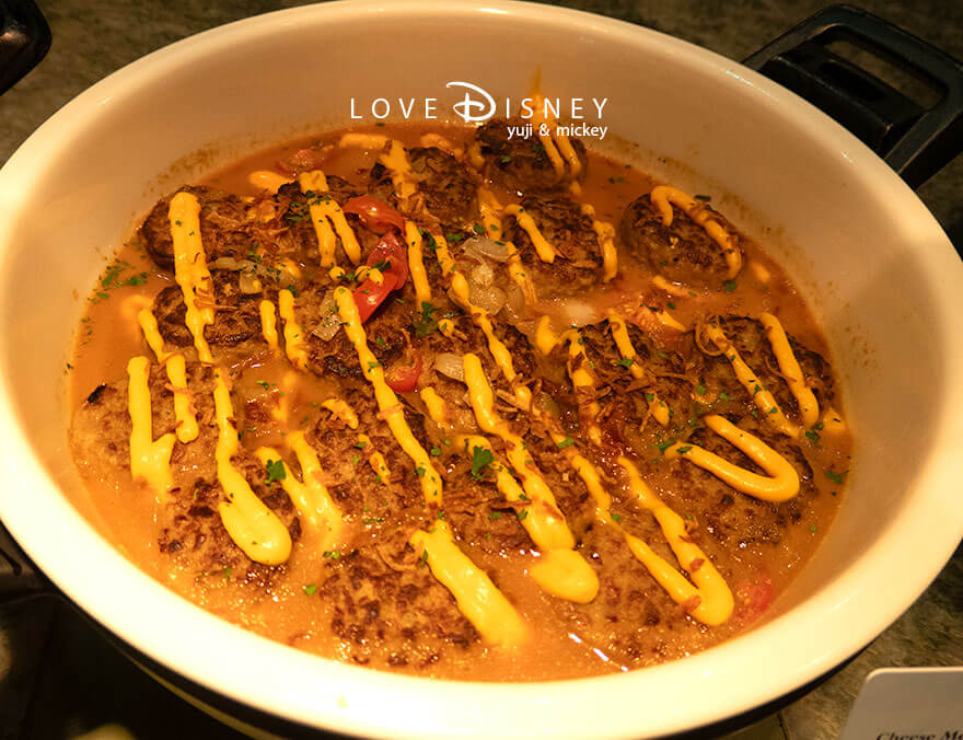 東京ディズニーシー・ホテルミラコスタ「オチェーアノ」ブッフェ、温かい料理（チーズハンバーグ オニオンガーリックソース）