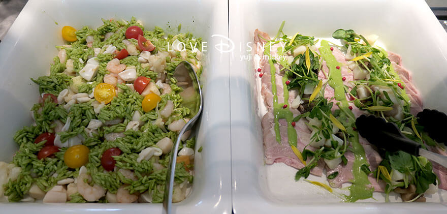 オチェーアノ TDS25周年ブッフェ シーフードとリゾーニのバジルソース ポークとクレソンのサラダ