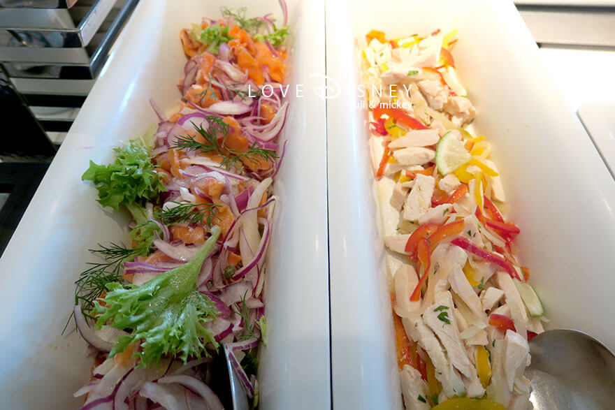 オチェーアノ TDS25周年ブッフェ サーモンとフヌイユのサラダ チキンとパパイヤのサラダ