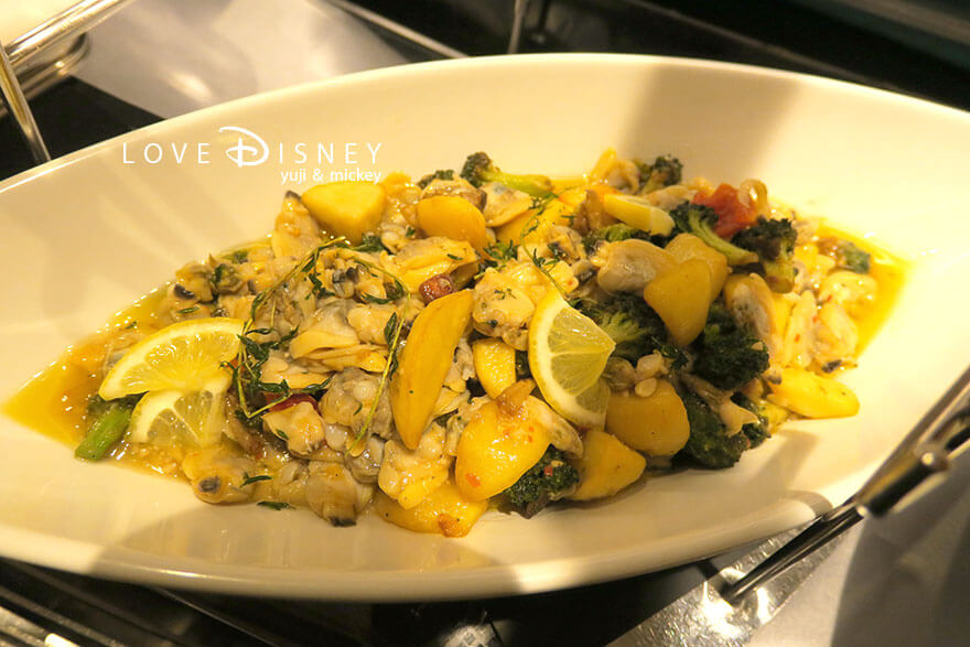 シェフ・ミッキー スパークリング・ジュビリーブッフェ アサリの冷製アヒージョ