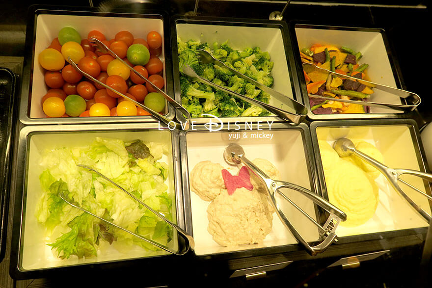 シェフ・ミッキー スパークリング・ジュビリーブッフェ トマト ブロッコリー 野菜チップ レタス ツナサラダ マッシュポテト