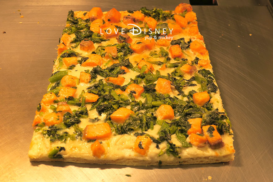 シェフ・ミッキー スパークリング・ジュビリーブッフェ サーモンと菜の花のピッツァ