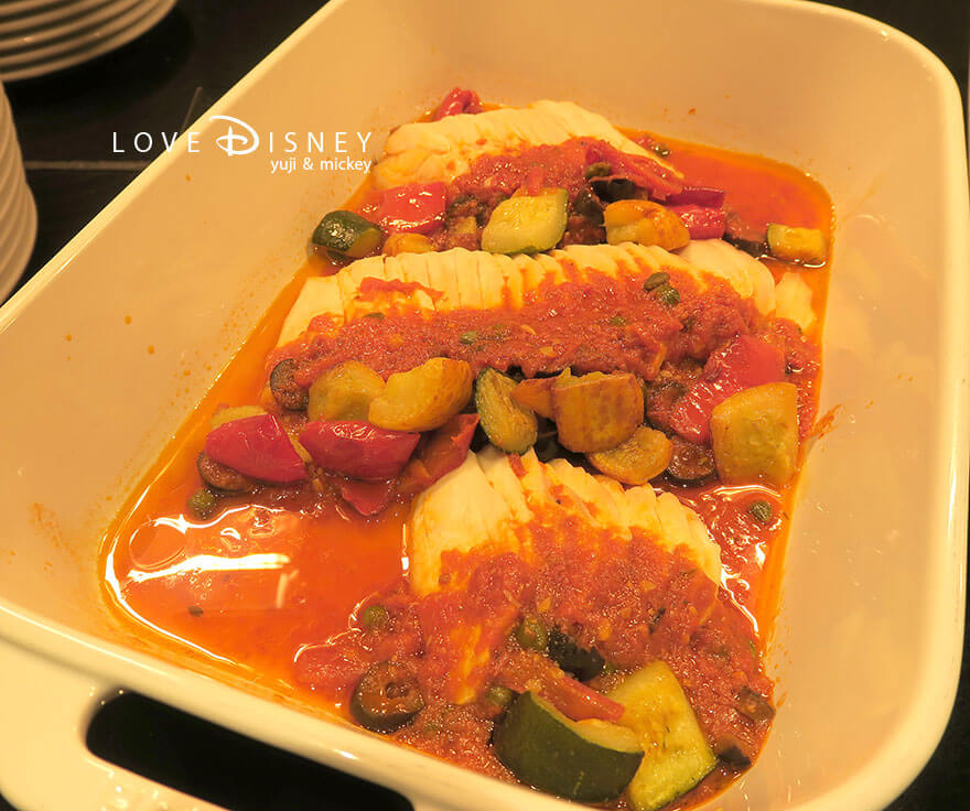 シェフ・ミッキー スパークリング・ジュビリーブッフェ チキンブレゼトマトとオリーブソース