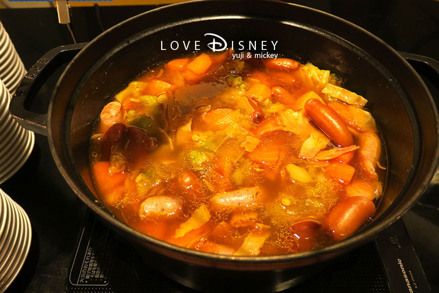 シェフ・ミッキー スパークリング・ジュビリーブッフェ ベーコンとソーセージのポトフ