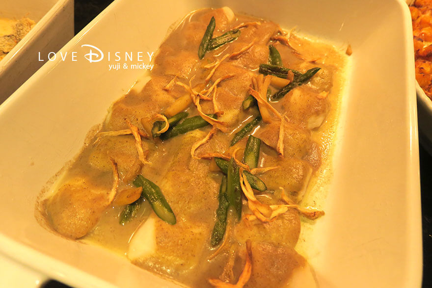 シェフ・ミッキー スパークリング・ジュビリーブッフェ 白身魚ゴボウと山椒ソース