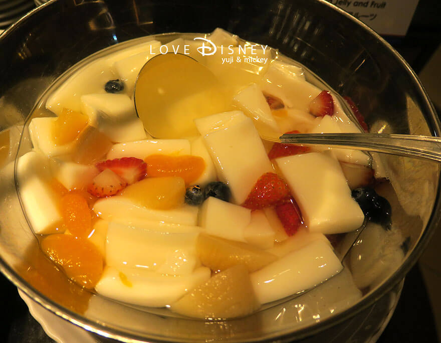 シェフ・ミッキー スパークリング・ジュビリーブッフェ 杏仁豆腐とフルーツ