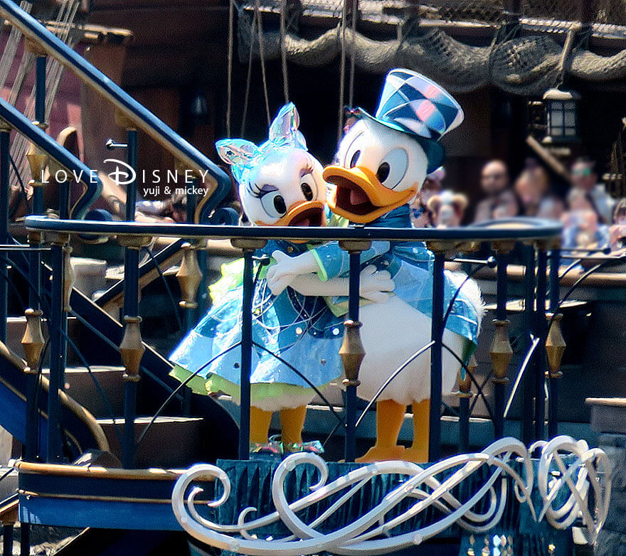 オチェーアノのテラス TDS25周年 スパークリング・ジュビリー・セレブレーション ドナルド＆デイジーのハグ