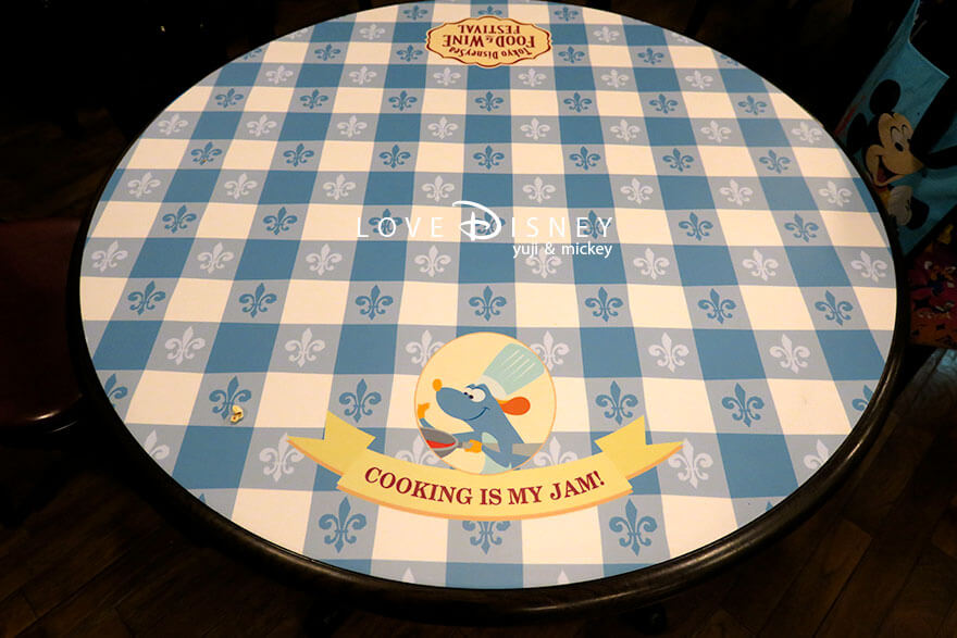 ニューヨーク・デリ フード&ワイン・フェスティバル レミーのおいしいレストランデザインのテーブル(青)