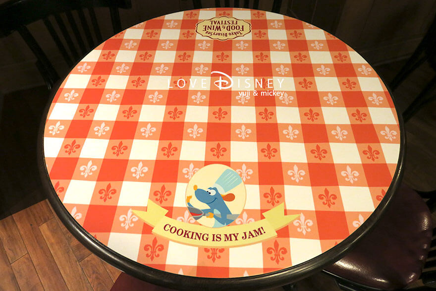 ニューヨーク・デリ フード＆ワイン・フェスティバル レミーのおいしいレストランデザインのテーブル（赤）