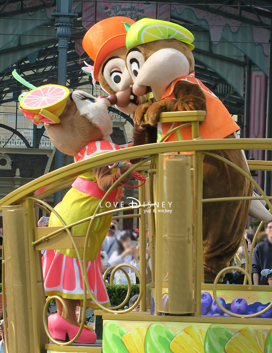 TDL プラザ イッツ・ア・スウィーツフルタイム！ ミッキーフロート停止位置 デールとクラリスのキス