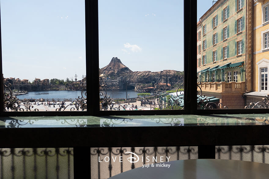 東京ディズニーシー・ホテルミラコスタ ベッラヴィスタ・ラウンジ TDS25周年 案内された席