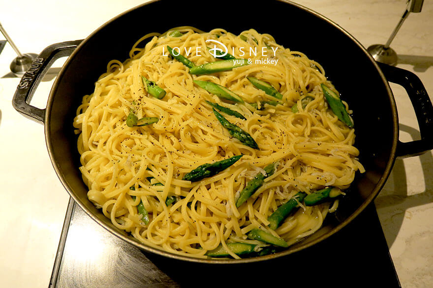 ファンタジースプリングス・レストラン ランチブッフェ 温かい料理 しらすとアスパラガスのパスタ