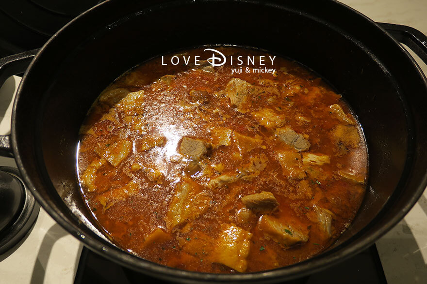 ファンタジースプリングス・レストラン ランチブッフェ 温かい料理 豚肉のプレゼ白ワイン風味