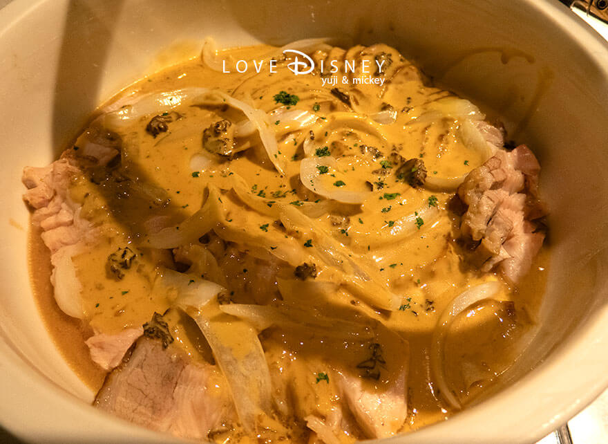 ファンタジースプリングス・レストラン ディナーブッフェ 温かい料理 ローストポークモリーユソース