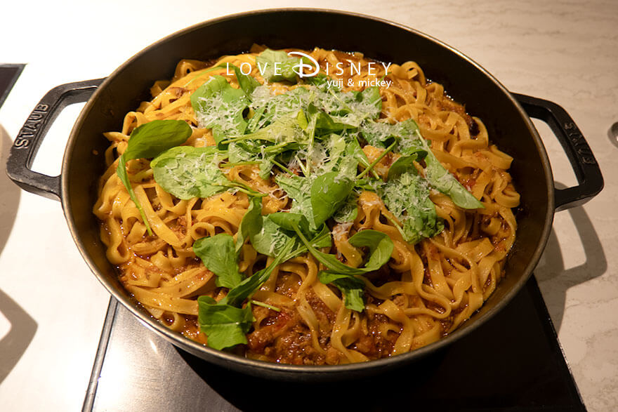 ファンタジースプリングス・レストラン ディナーブッフェ 温かい料理 ミートラグーソースのパスタ