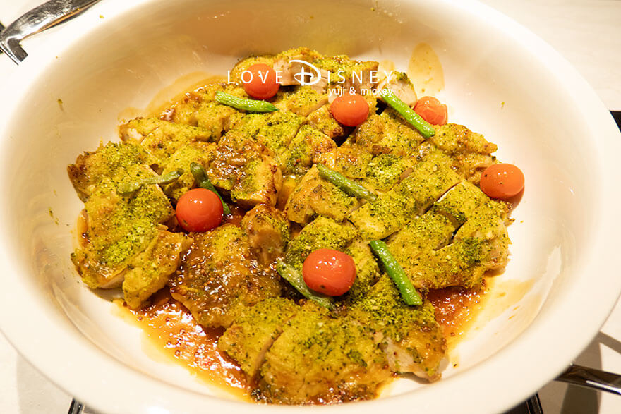 ファンタジースプリングス・レストラン ディナーブッフェ 温かい料理 ローストチキン 香草パン粉焼き