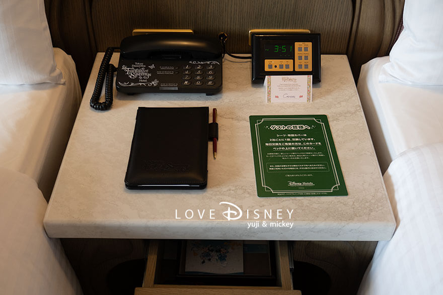 東京ディズニーシー・ファンタジースプリングスホテル ファンタジーシャトー ベイエリアサイド スーペリア・アルコーヴルーム ベッド周り（その7）