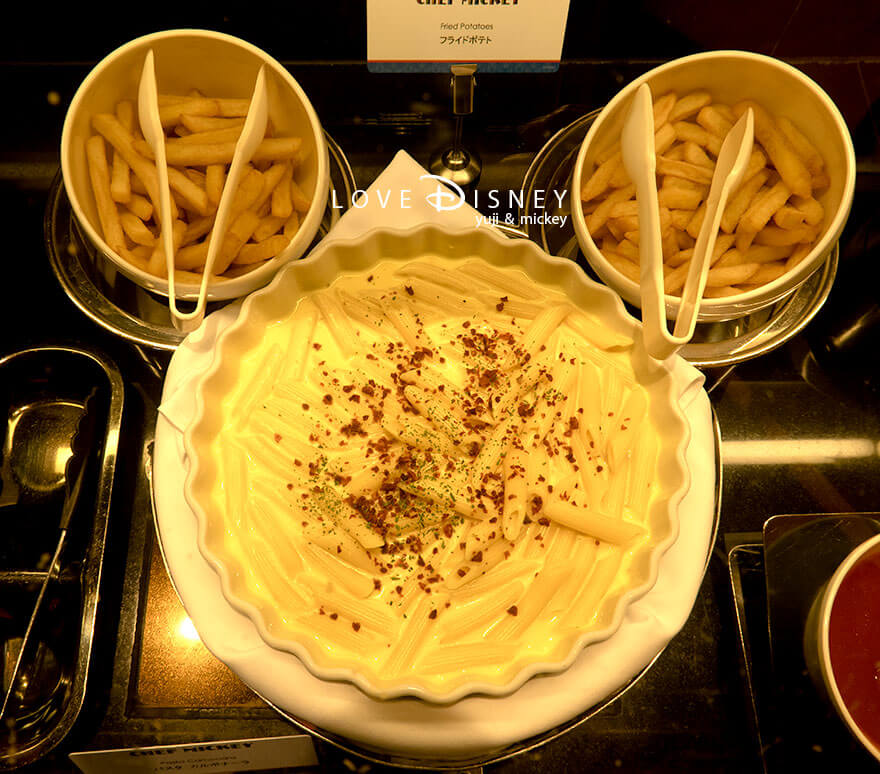 TDS25周年 シェフ・ミッキー スパークリング・ジュビリーランチブッフェ 温かい料理(パスタカルボナーラ、フライドポテト)