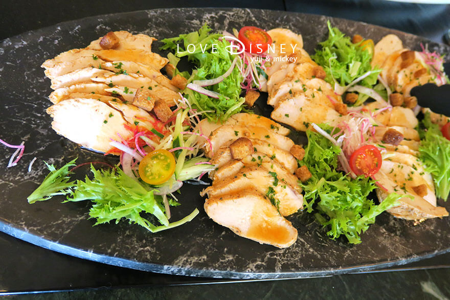 ハローハローサマー！ シャーウッドガーデン・レストラン 冷たい料理（鶏むね肉のマリネパッションフルーツソース）