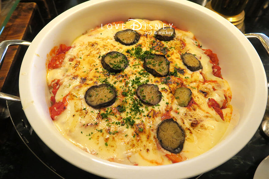 ハローハローサマー！ シャーウッドガーデン・レストラン 温かい料理（茄子とベーコンのドリア）