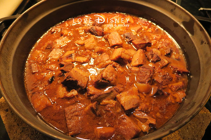 ハローハローサマー！ シャーウッドガーデン・レストラン 温かい料理（牛バラ肉の和風赤ワイン煮）