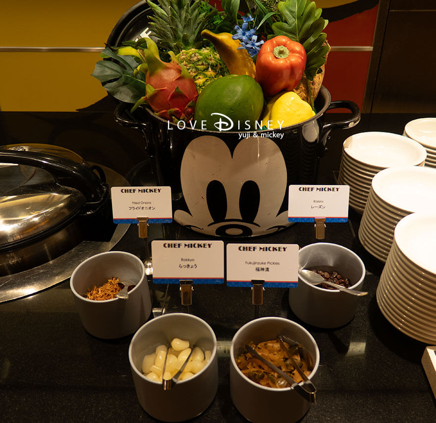 トロピカルサマーフィスティバル シェフ・ミッキー ハワイアンスタイル・ディナーブッフェ 温かい料理（フライドオニオン、らっきょう、福神漬、レーズン）