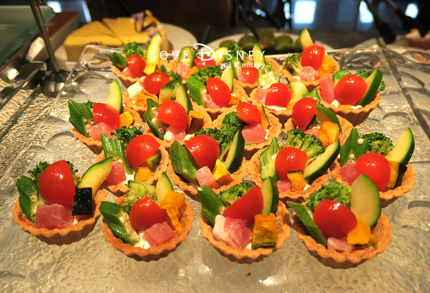 TDS25周年 オチェーアノ スパークリング・ジュビリーブッフェ 冷たい料理（野菜のタルトバーニャフレイダ）