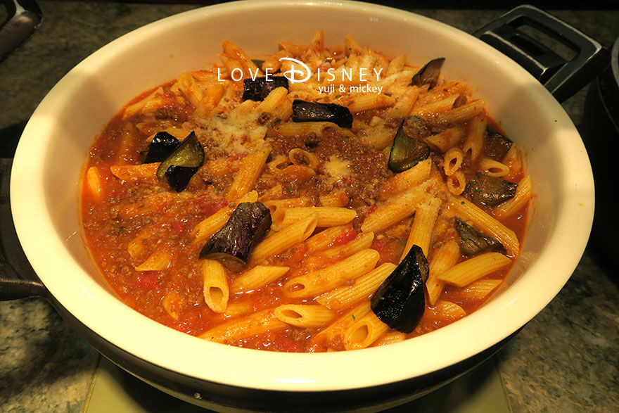 TDS25周年 オチェーアノ スパークリング・ジュビリーブッフェ 温かい料理(ナスとボロネーゼのパスタ)
