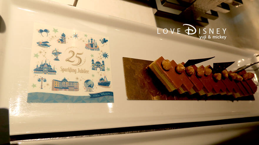 TDS25周年 オチェーアノ スパークリング・ジュビリーブッフェ デザート(ヘーゼルナッツとパッションフルーツのケーキ)