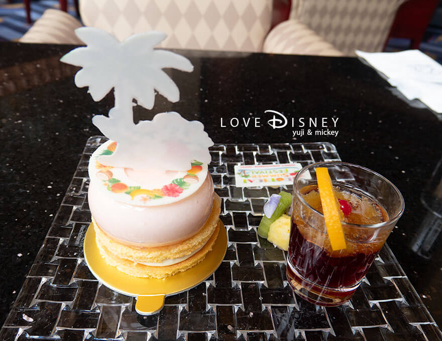 ハイピリオン・ラウンジ トロピカルサマーフェスティバルケーキセット ピーチムースとハイビスカスゼリー(後ろ)