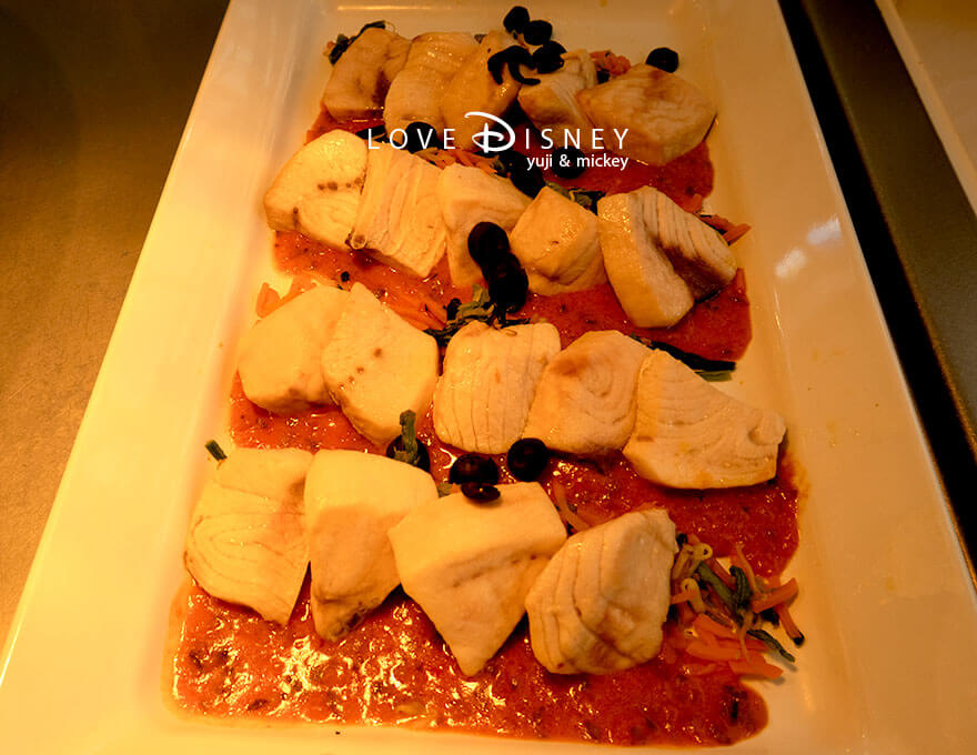 東京ディズニーランド ブッフェレストラン クリスタルパレス・レストラン 温かい料理（メカジキのオーブン焼きトマト豆乳ソース）