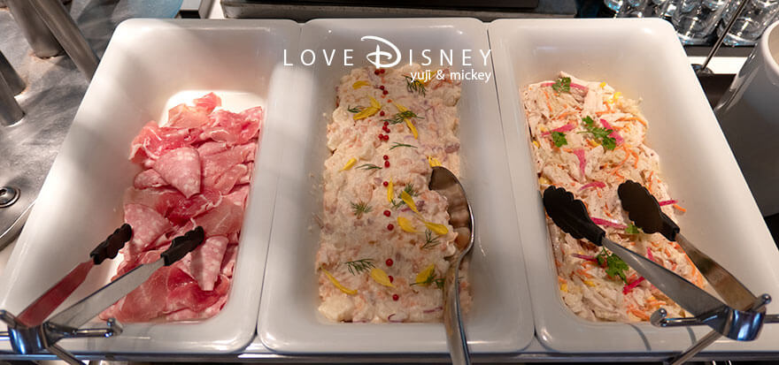 オチェーアノ 朝食ブッフェ 冷たい料理(コールドミート、スモークサーモンのポテトサラダ、チキンのコールスローサラダ)
