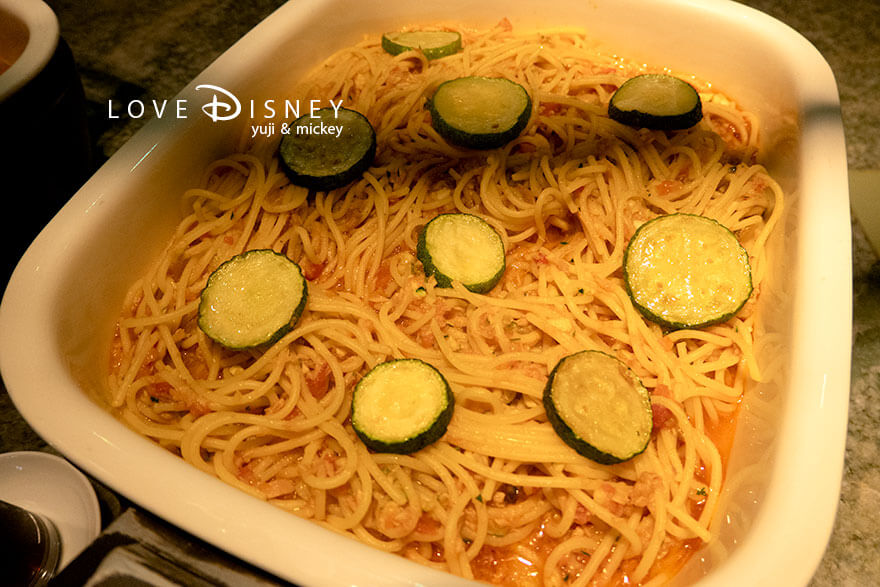 オチェーアノ 朝食ブッフェ 温かい料理（ツナとズッキーニのトマトソースパスタ）