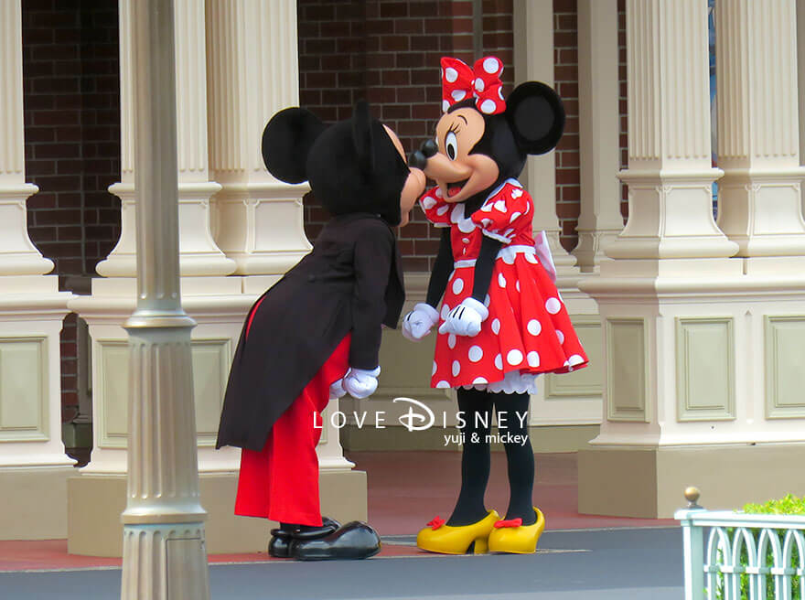 TDL 開園前グリーティング ミッキーとミニーのキスシーン（その1）