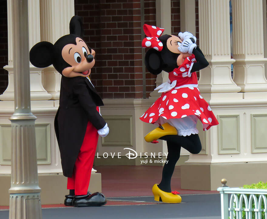 TDL 開園前グリーティング ミッキーとミニーのキスシーン（その3）