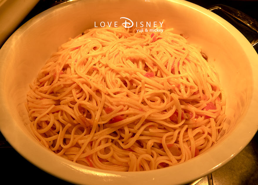 シャーウッドガーデン・レストラン 朝食 温かい料理(リングイネ茸のトマトソース)