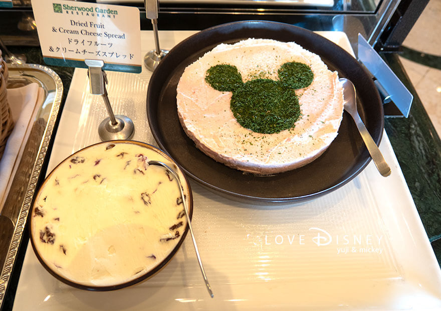 シャーウッドガーデン・レストラン 朝食 パン(ハムスプレッド、ドライフルーツ&クリームチーズスプレッド)