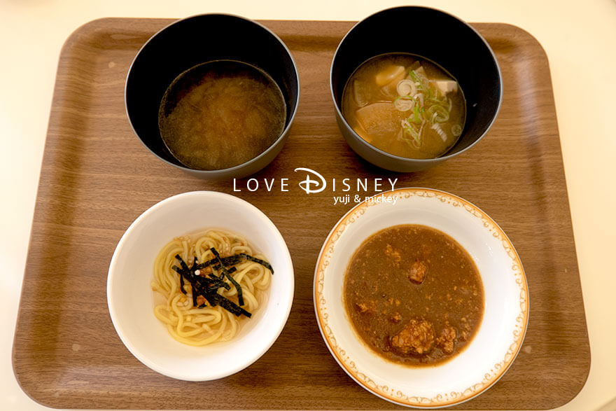 シャーウッドガーデン・レストラン 朝食 温かい料理(オニオンソース、味噌汁、中華麺、ジンジャーカリー)