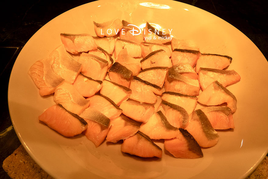 シャーウッドガーデン・レストラン 朝食 温かい料理(焼き鮭)