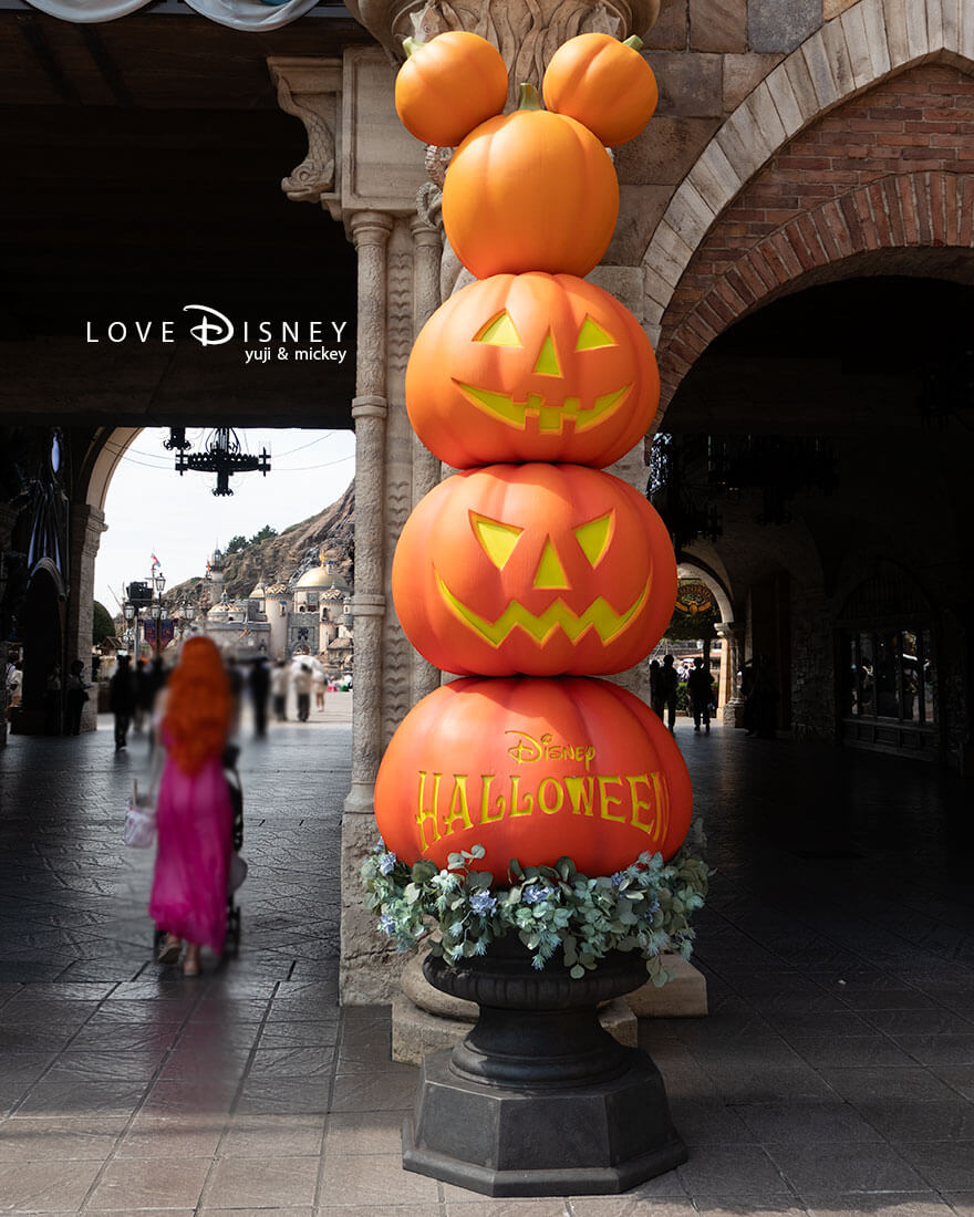ディズニー・ハロウィーン2026 TDS デコレーション ミラコスタ通り入口（カボチャ）