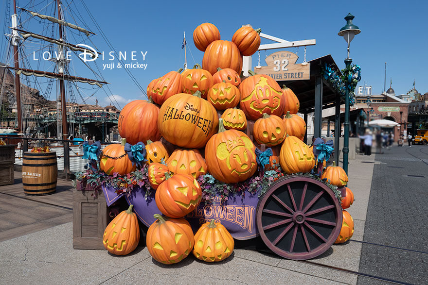ディズニー・ハロウィーン2026 TDS デコレーション ビッグシティ・ヴィークル乗り場付近（大きなカボチャ正面）