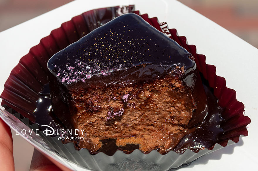 ディズニー・ハロウィーン2026 TDL グルメ スウィートハート・カフェ チョコレートケーキ(中身)