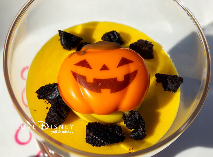 ディズニー・ハロウィーン2026 TDL グルメ スウィートハート・カフェ パンプキンムース&チョコプリン(上部分)