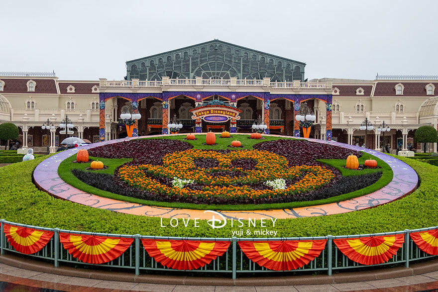 ディズニー・ハロウィーン2026 TDL デコレーション エントランス花壇