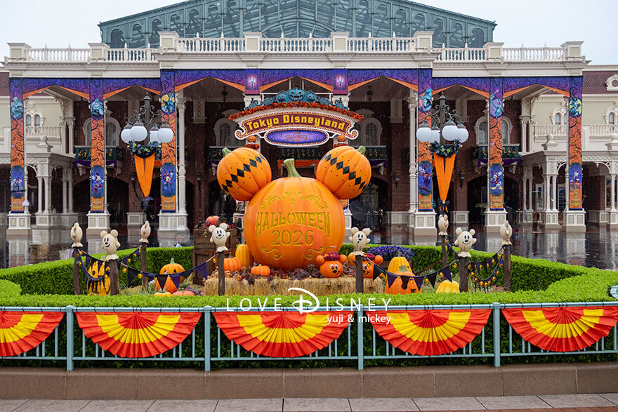 ディズニー・ハロウィーン2026 TDL デコレーション ワールドバザール入口付近の花壇（その1）