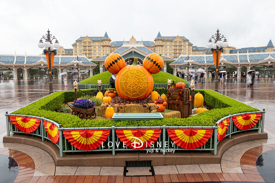 ディズニー・ハロウィーン2026 TDL デコレーション ワールドバザール入口付近の花壇（その2）